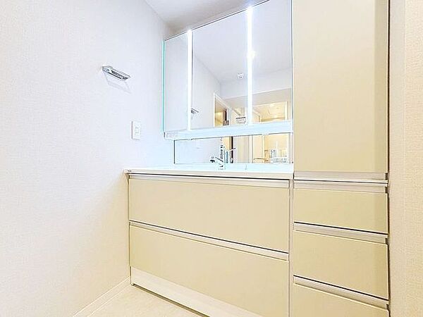 「リフォーム済・洗面台」大きな鏡で朝の準備もばっちり。収納も多く、洗剤など日用品の保管にも便利です。