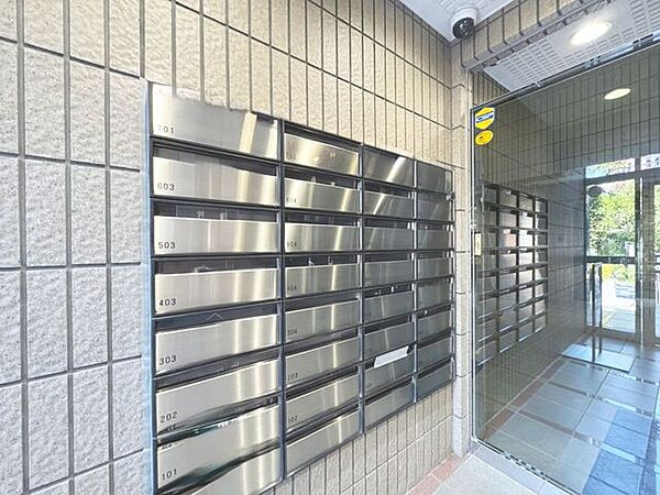 「郵便受け」モダンカラーの外観に合わせたデザインの郵便ポストとなってます。