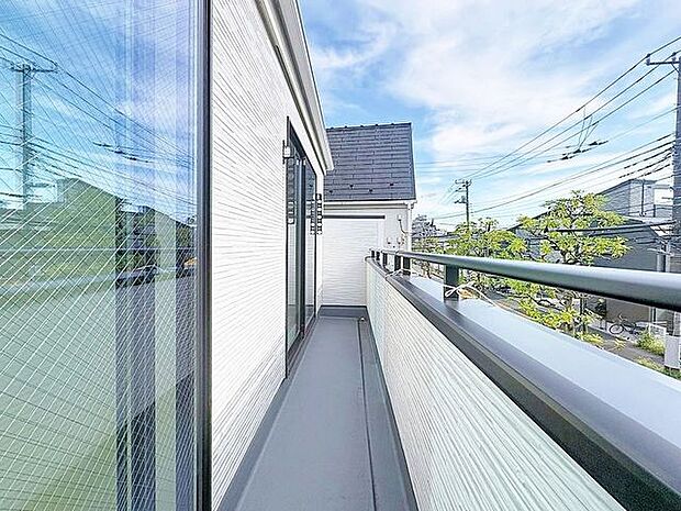 「バルコニー」大きな空に囲まれた気持ちのいい住まい。バルコニーを覗くだけで圧倒的な開放感に包まれます。