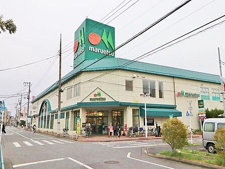 徒歩7分。マルエツ西新井店 560m