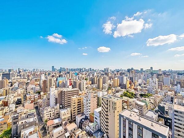 「18階の眺望」頬をなでる優しい風を感じることが出来るバルコニー。つい深呼吸をしたくなる気持ちの良い眺望はこのお部屋の自慢です。もちろんお洗濯物を干すスペースとしても十分な広さがあります。
