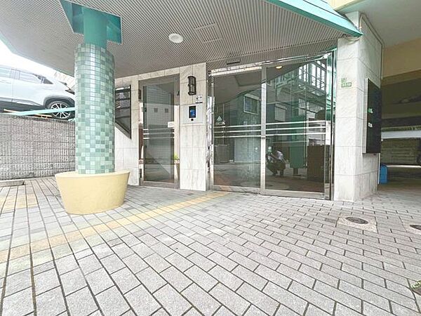 「エントランス」マンションのエントランスなど共有部分は、清掃が行き届いており、キレイな状態です。管理体制がしっかりしているからこそ。