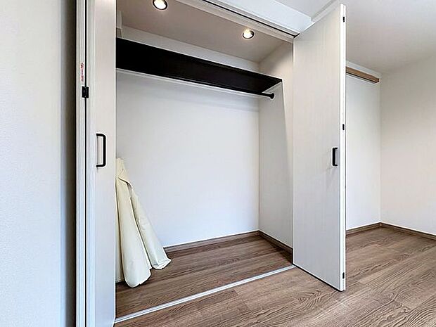「大きなクローゼット」季節ものの洋服などを収納できるので、お部屋はすっきり広々と使うことができます。