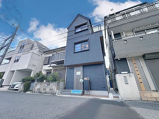 「前面道路含む外観」今日も、明日も、この街で、きっと誰かがしあわせになる物語が描かれていくはずです。同じ風景が毎日365日、まったく違う顔を見せてくれる。爽快な風も毎日やさしく頬をなででくれます。