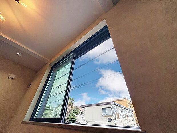 「眺望」穏やかな街並みを一望しながら、爽やかな風と柔らかく降り注ぐ陽光を感じて頂けます。