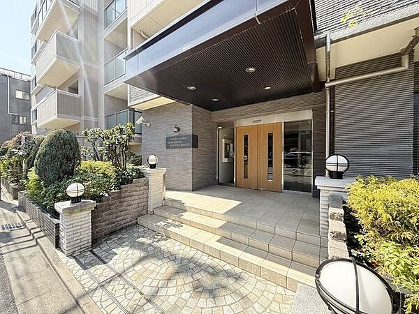 「エントランス入口」植栽もお手入れがしっかりとされており、美しい外観のポイントになっています。
