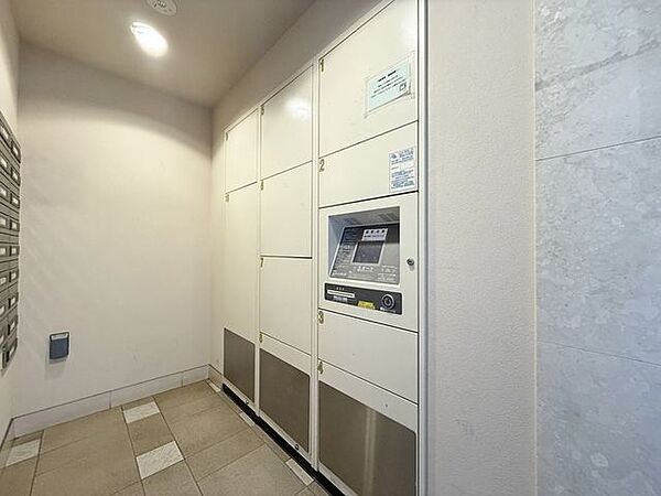 「宅配ボックス」宅配ＢＯＸ標準装備。ご家族が家にいる時間が短い、ネット注文が多く受け取りの時間を気にしたくない、何かと便利にお使いいただけます。