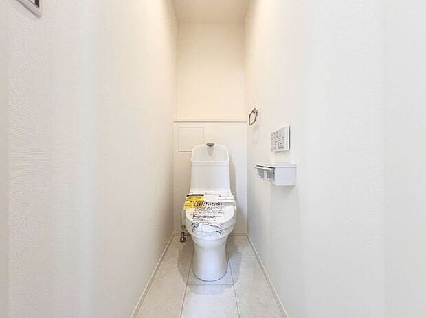 「温水洗浄便座付きトイレ」トイレは快適な温水洗浄便座付です。清潔感のあるホワイトで統一しました。いつも清潔な空間であって頂けるよう配慮された造りです。