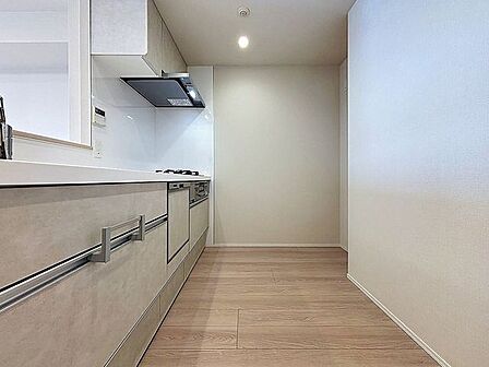 「オープンキッチン」お部屋の雰囲気に溶け込む、インテリアの一部のようなオープンキッチンです。リビングにいるご家族とのおしゃべりを楽しみながらの作業が可能です。
