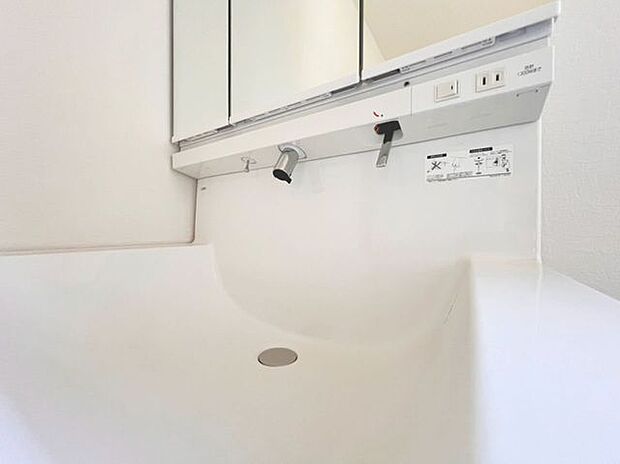 「洗面台」大きな鏡で朝の準備もばっちり。収納も多く、洗剤など日用品の保管にも便利です。