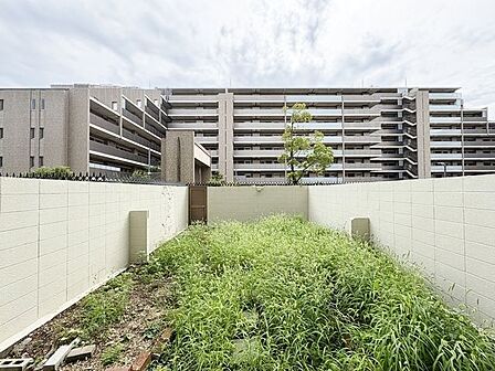 「~お庭のある暮らし~」住みながらお庭を持つ。そんな贅沢が実現する住まい。日当たりも良く、家庭菜園や植栽を育てるのに適したお庭はこれからの生活に緑という癒しを与えてくれます。