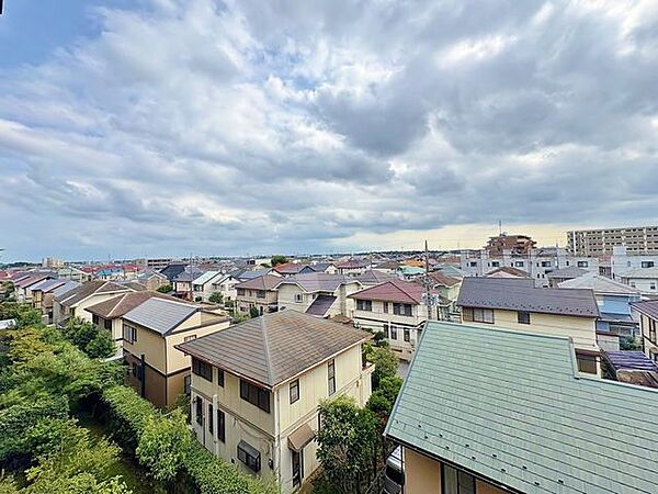 「眺望」穏やかな街並みを一望しながら、爽やかな風と柔らかく降り注ぐ陽光を感じて頂けます。