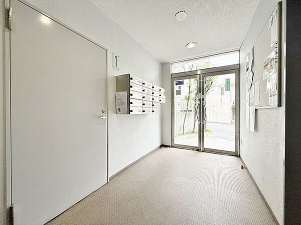「エントランス」マンションのエントランスなど共有部分は、清掃が行き届いており、キレイな状態です。管理体制がしっかりしているからこそ。