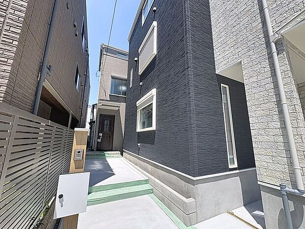 「～3階建て2LDK+2S～」建物面積95平米のゆとりある2LDK+2Sプラン。食洗機など、生活を彩る設備が充実。広々17帖のLDKには、ご家族皆様の笑顔が溢れます。
