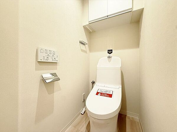 「リフォーム済・トイレ」トイレ関係の設備も一新されています。もちろん温水洗浄機能付き便座です。気になる水周り関係は全て新しくなっていますので、気持ちよく新生活が始められます。