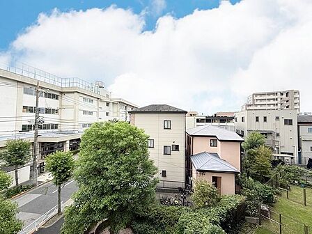 「眺望」穏やかな街並みを一望しながら、爽やかな風と柔らかく降り注ぐ陽光を感じて頂けます。