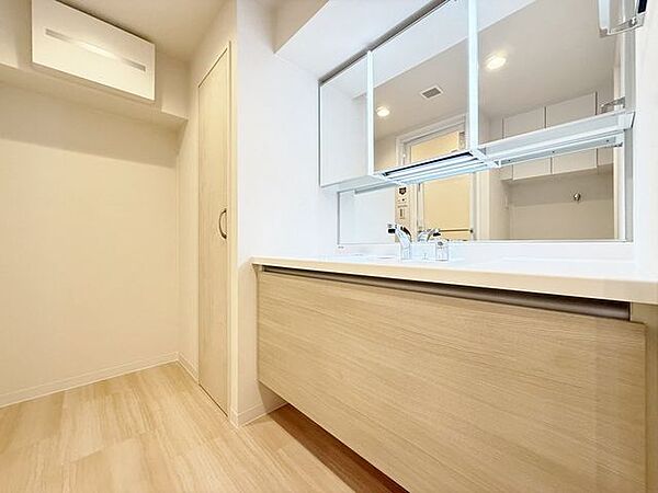 「リフォーム済・洗面台」大きな鏡で朝の準備もばっちり。収納も多く、洗剤など日用品の保管にも便利です。