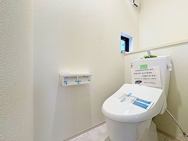 「ウォシュレット機能付き」優れた節水効果や汚れが付きにくい便座など、ほしかった機能が揃ったウォシュレット一体型トイレです。収納に便利な吊戸棚を備え付けています。