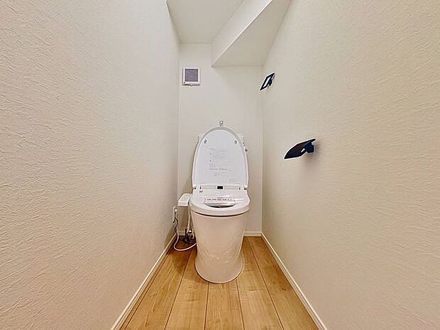 「温水洗浄便座付きトイレ」トイレは快適な温水洗浄便座付です。清潔感のあるホワイトで統一しました。いつも清潔な空間であって頂けるよう配慮された造りです。
