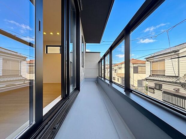「バルコニー」大きな空に囲まれた気持ちのいい住まい。バルコニーを覗くだけで圧倒的な開放感に包まれます。