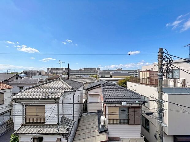 「眺望」穏やかな街並みを一望しながら、爽やかな風と柔らかく降り注ぐ陽光を感じて頂けます。