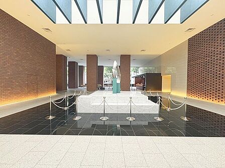 「ロビー」コンシェルジュサービス・各ラウンジ・キッズルーム等、共用施設が充実したマンションです。