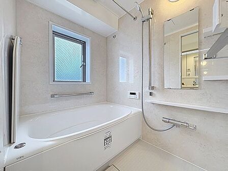 「自然の風を取りこめるバスルーム」自然光と風を取り入れることができる窓のあるバスルーム。日中のバスタイムも、よりリラックスができそうですね。