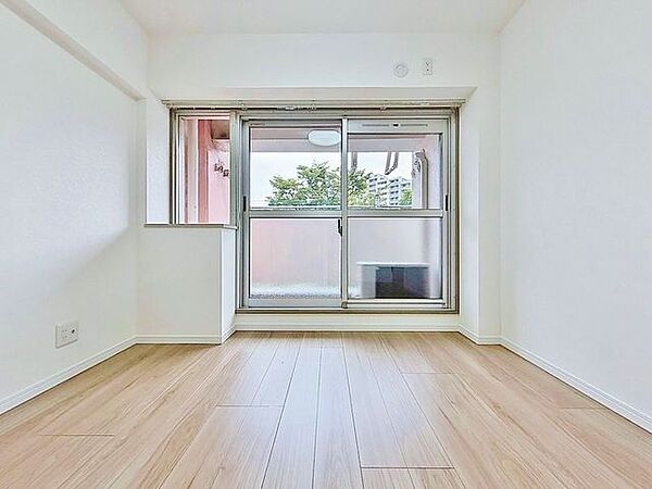 「バルコニーに面した居室」バルコニーに面しており、いつでも心地良い風と柔らかな陽光が感じられる居室です。