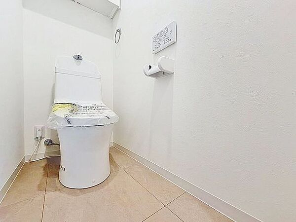 「温水洗浄便座付きトイレ」トイレは快適な温水洗浄便座付です。清潔感のあるホワイトで統一しました。いつも清潔な空間であって頂けるよう配慮された造りです。