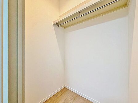 「大型収納のウォークインクローゼットを備えています!」季節物の衣類もスッキリ収納できるウォークインクロゼットのある住まいで収納上手な生活を。