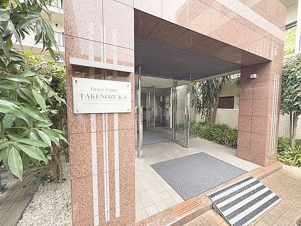 「エントランス」マンションのエントランスなど共有部分は、清掃が行き届いており、キレイな状態です。管理体制がしっかりしているからこそ。