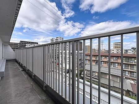 「バルコニー」大きな空に囲まれた気持ちのいい住まい。バルコニーを覗くだけで圧倒的な開放感に包まれます。