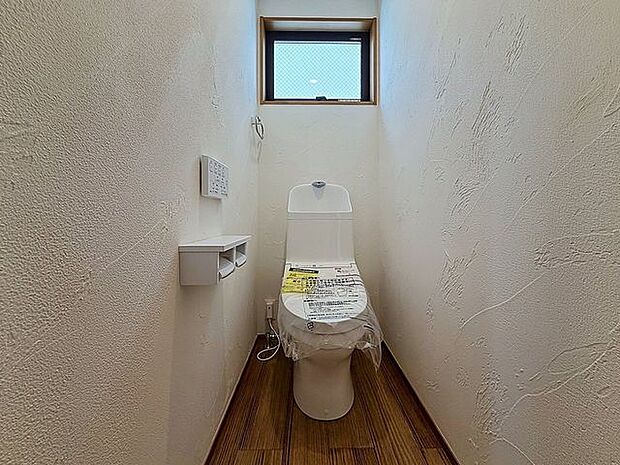 「窓あり×トイレ」水周りはシンプルに清潔感のあるホワイトで統一。換気出来るよう、窓も完備することで、いつも清潔な空間であって頂けるよう配慮しました。