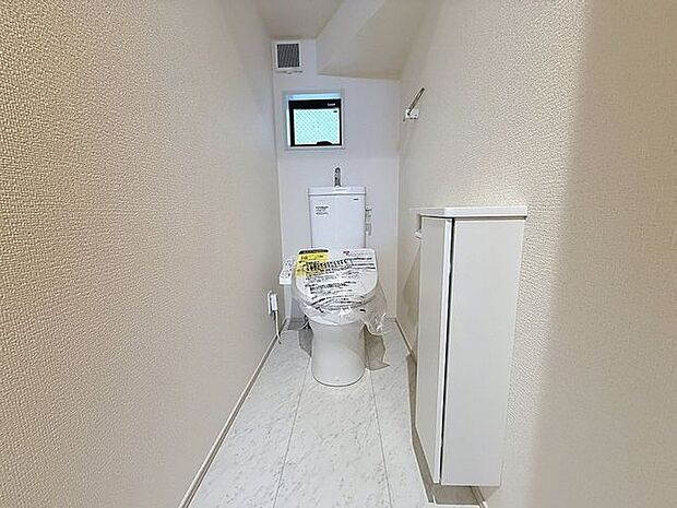 「窓あり×トイレ」水周りはシンプルに清潔感のあるホワイトで統一。換気出来るよう、窓も完備することで、いつも清潔な空間であって頂けるよう配慮しました。