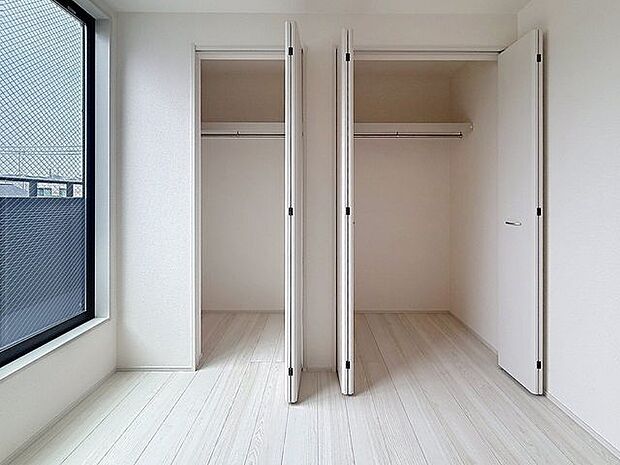 「スッキリ収納の居室」大きなクローゼットには季節ものの洋服などを収納できるので、お部屋はすっきり広々と使うことができます。