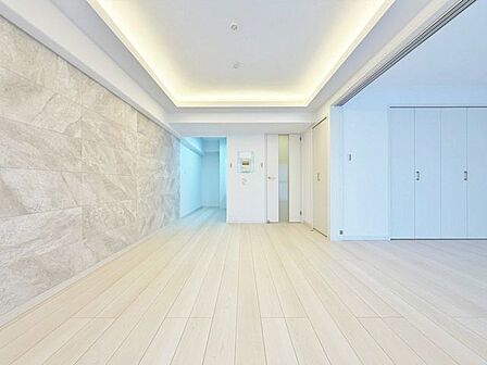 「リビングダイニング」柔らかな色合いが優しい雰囲気のお部屋は、格別の居心地の良さを感じて頂けます。採光窓から零れる陽光に癒されてください。
