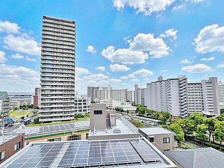「7階の眺望」頬をなでる優しい風を感じることが出来るバルコニー。つい深呼吸をしたくなる気持ちの良い眺望はこのお部屋の自慢です。