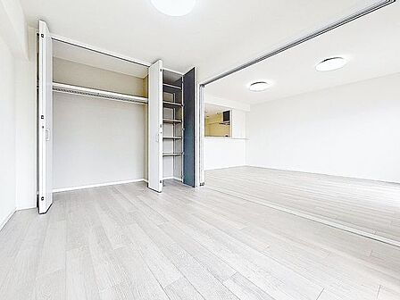 「約5.7帖の主寝室」ゆったりと安らげるゆとりのある主寝室。暮らしの安らぎもより深まります。