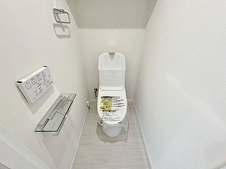 「温水洗浄便座付きトイレ」トイレは快適な温水洗浄便座付です。清潔感のあるホワイトで統一しました。いつも清潔な空間であって頂けるよう配慮された造りです。