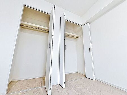 「収納豊富」収納の多さも魅力です。使い勝手の良い収納を豊富に設置しております。居住スペースを充分に確保することができる為、ゆとりある室内で、ゆっくりとご寛ぎいただけます。