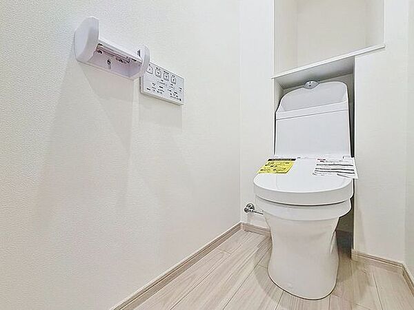 「ウォシュレット機能付き」優れた節水効果や汚れが付きにくい便座など、ほしかった機能が揃ったウォシュレット一体型トイレです。