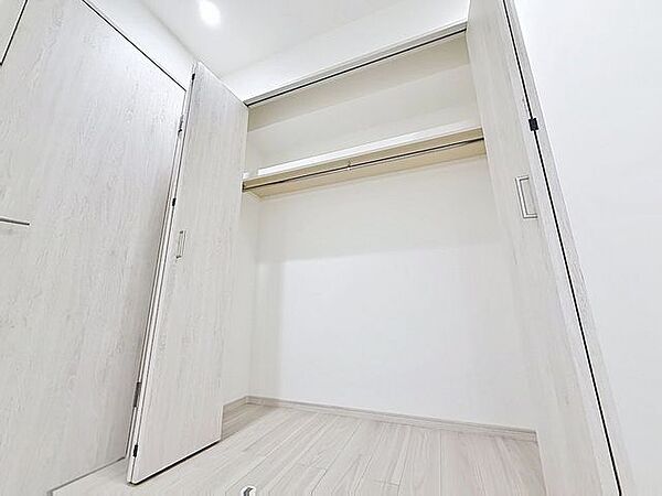 「収納」居室にはクローゼットを完備し、自由度の高い家具の配置が叶うシンプルな空間です。お子様の成長と必要になる子供部屋を与えるにはぴったりの間取りですね。