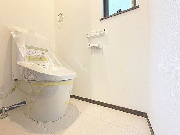 「窓あり×トイレ」水周りはシンプルに清潔感のあるホワイトで統一。換気出来るよう、窓も完備することで、いつも清潔な空間であって頂けるよう配慮しました。