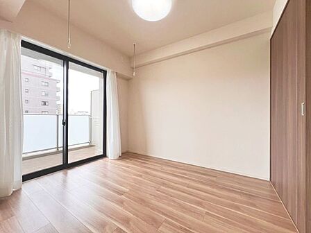 「ナチュラルテイストが心地よい。」柔らかな木目がナチュラルで落ち着きのある空間を演出!採光面からの光との調和でとても暖かみのあるお部屋となります。
