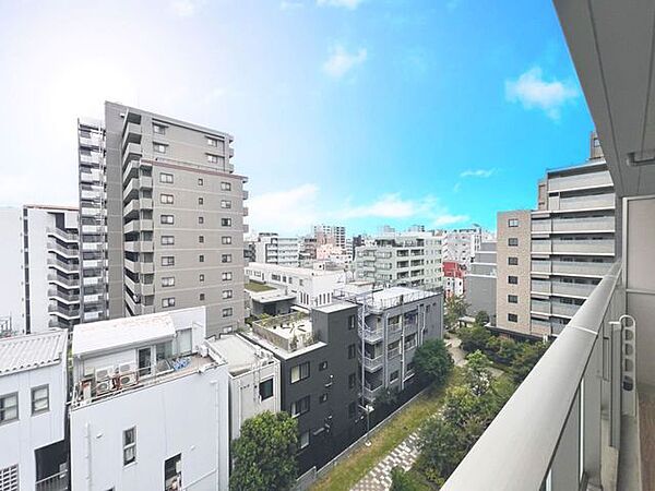 「眺望」穏やかな街並みを一望しながら、爽やかな風と柔らかく降り注ぐ陽光を感じて頂けます。