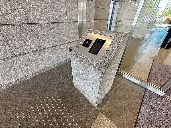 「オートロック完備」当マンションエントランスには、防犯対策の「オートロック」を採用。マンション住人以外の侵入を防ぐために設置しました。お子様がいらっしゃるご家庭にも安心の設備です。