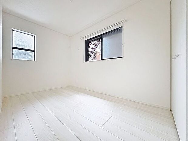 「2面採光の居室」居室に窓が2ヶ所あるので、明るさの確保と、風の通り道ができることで換気のしやすいお家になっています。