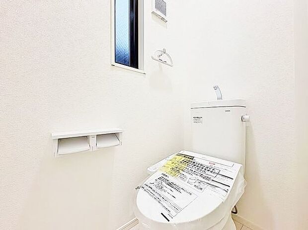 「温水洗浄便座付きトイレ」トイレは快適な温水洗浄便座付です。清潔感のあるホワイトで統一しました。いつも清潔な空間であって頂けるよう配慮された造りです。