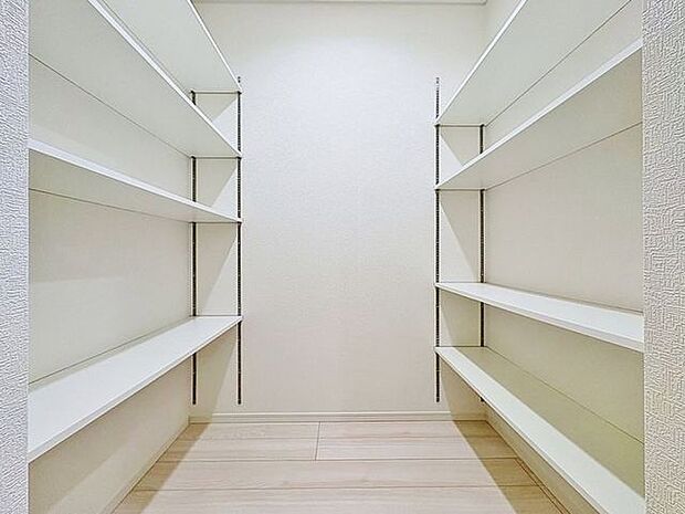 「ウォークインクローゼット」たっぷりと荷物が入るよう、ウォークインクローゼットを完備いたしました。