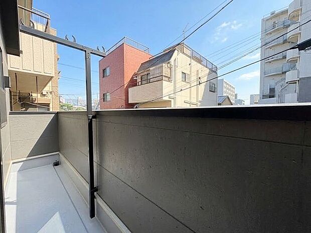 「バルコニー」大きな空に囲まれた気持ちのいい住まい。バルコニーを覗くだけで圧倒的な開放感に包まれます。